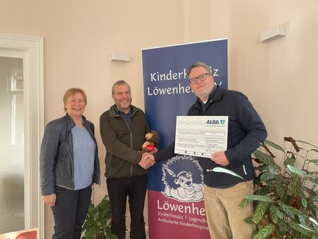 ALBAs Pfand-Drache spuckt sein Geld aus: Spende für Kinderhospiz Löwenherz