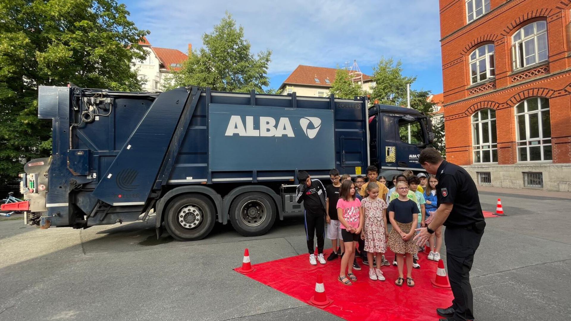 Ganze Schulklasse verschwindet im toten Winkel: Verkehrsschulung bei ALBA