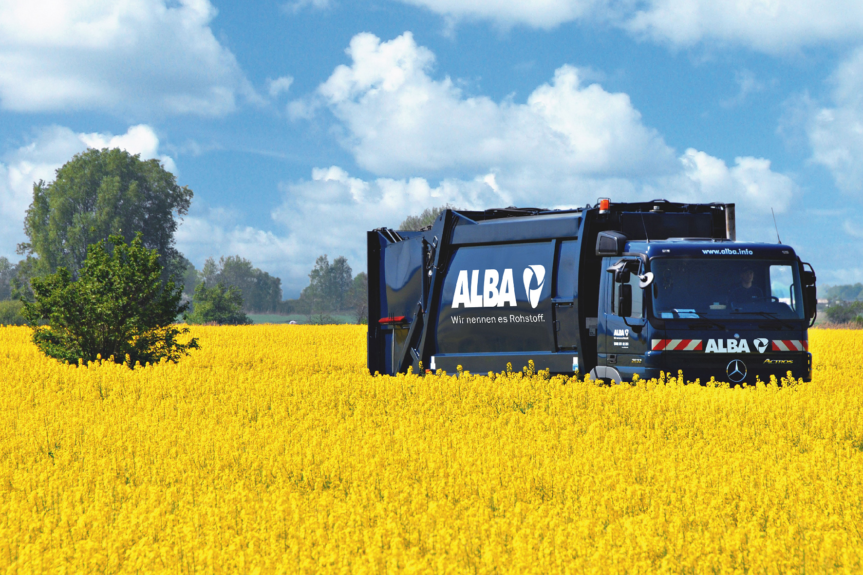 ALBA-Entsorgungsfahrzeug im Rapsfeld