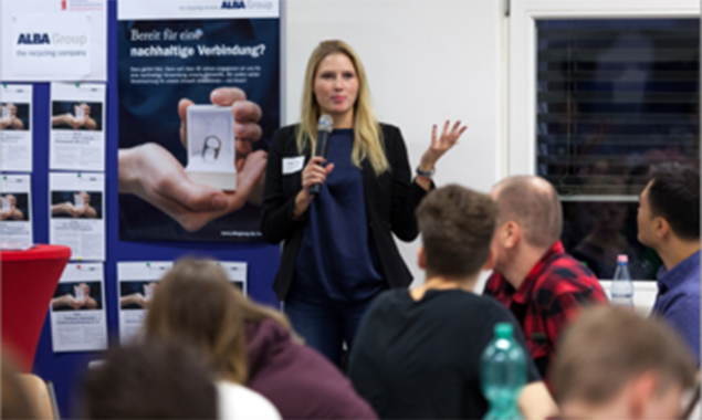 csm_Career_Week_Vivien_bei_Company_Slam_mit_Quelle_fd37398b67