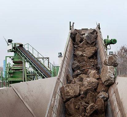 Wir übernehmen die fachgerechte Verwertung von Abfällen Abriss