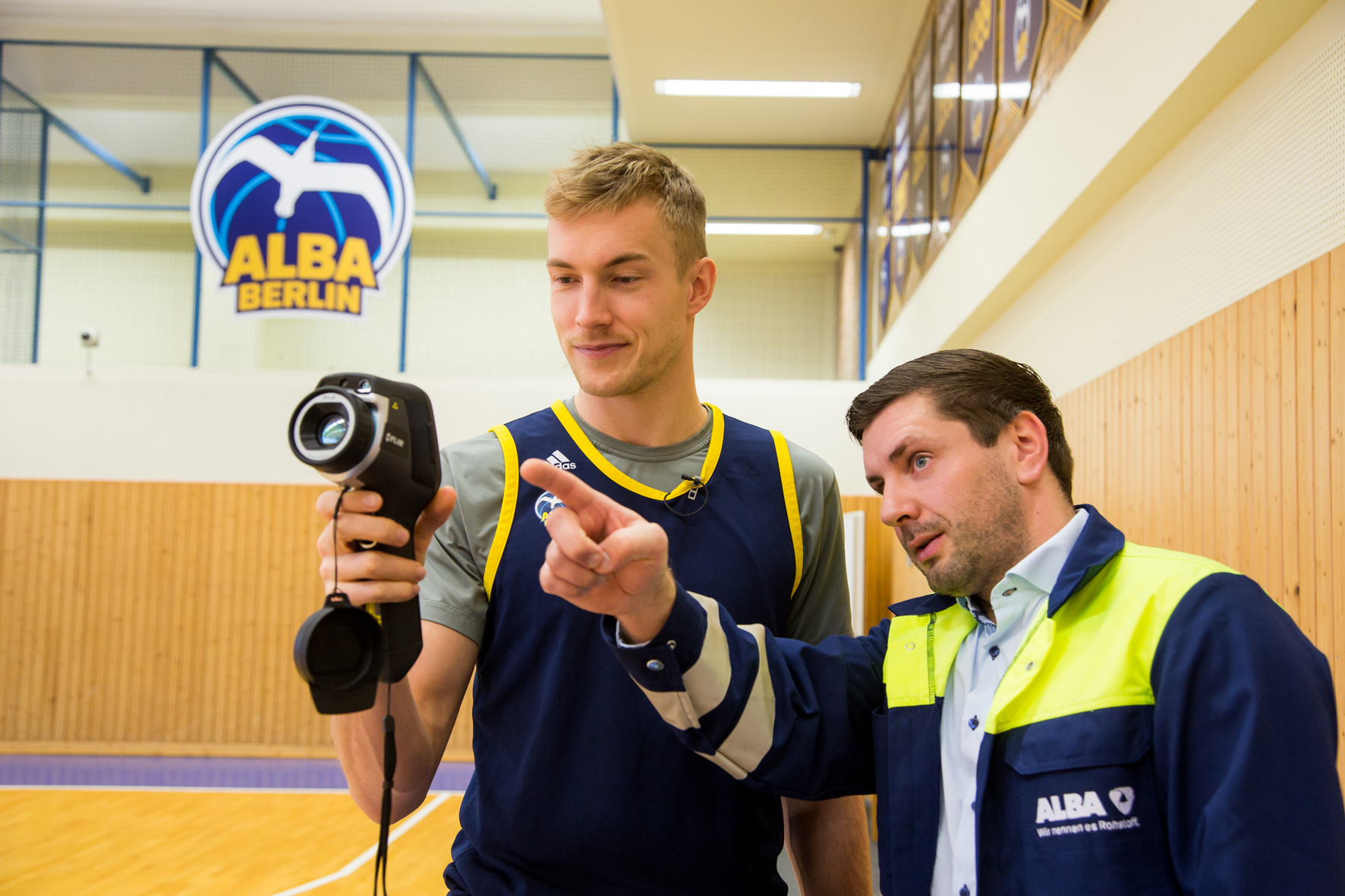 Energiespar-Check bei ALBA BERLIN mit Basketball-Nationalspieler Niels Giffey