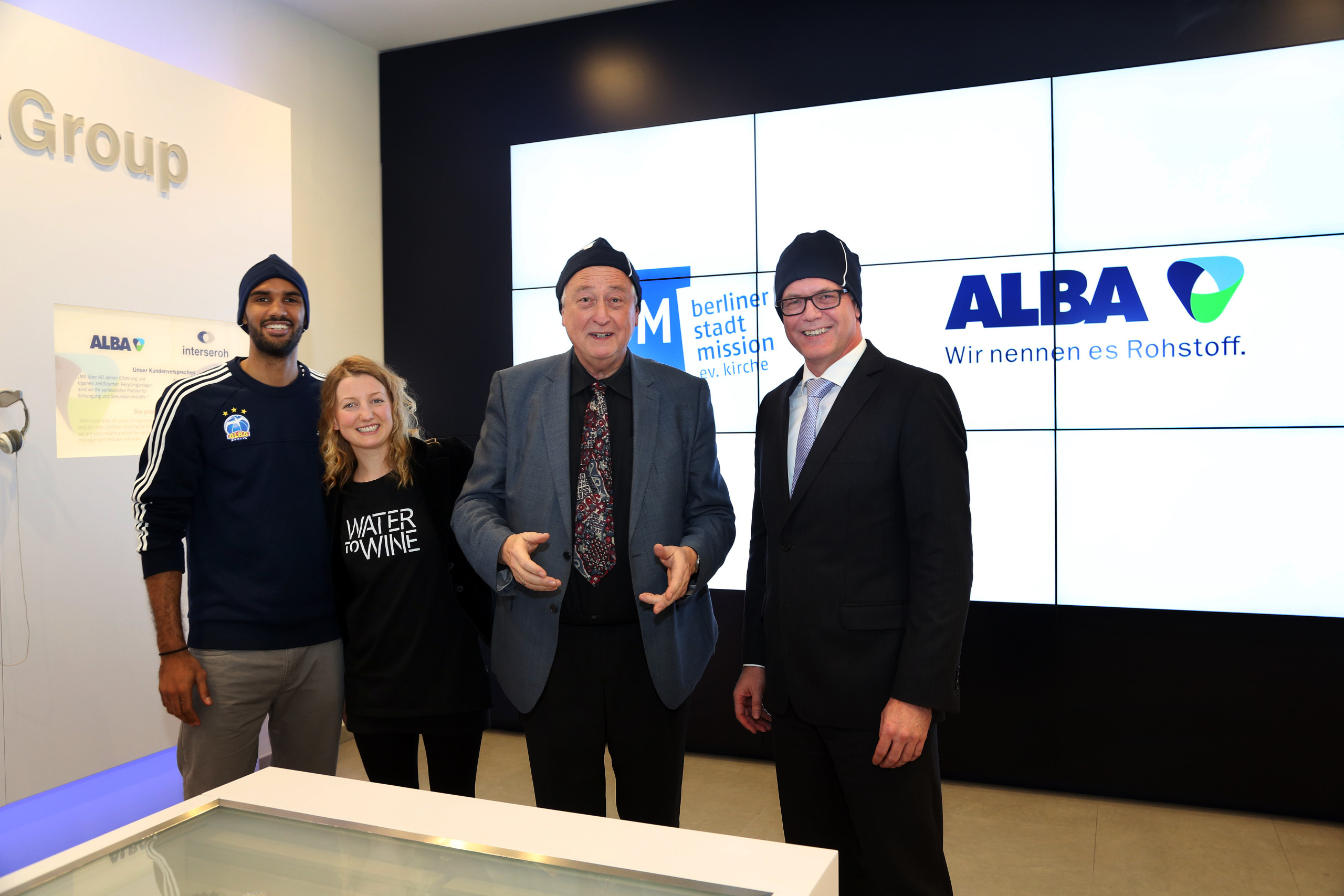 Pressefoto_UEbergabe_Muetze4576